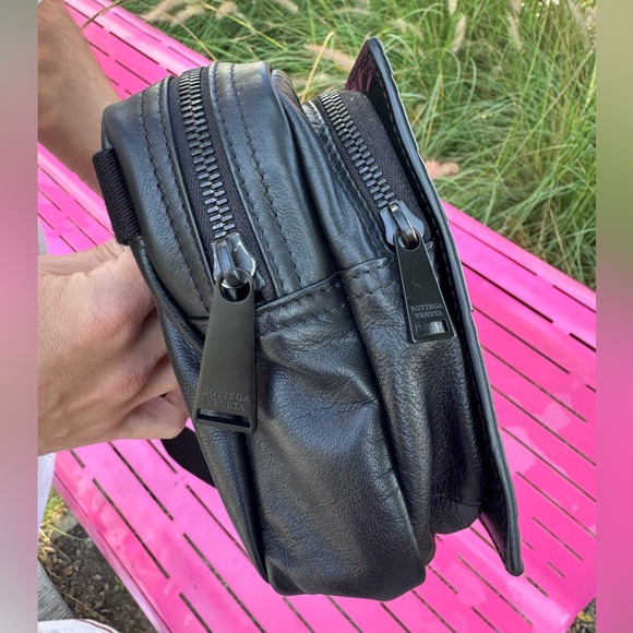 Authentic Mint Condition Bottega Veneta Men’s Crossbody Belt Bag. - Picture 6 of 17